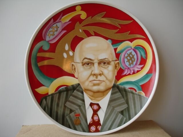 Дмитрий Верчинский. Декоративное блюдо «Леонов П.В.». 2000. Дулёво. Диаметр 30 см. Источник: www.pinterest.ca/ddver5967/мое-творчество/