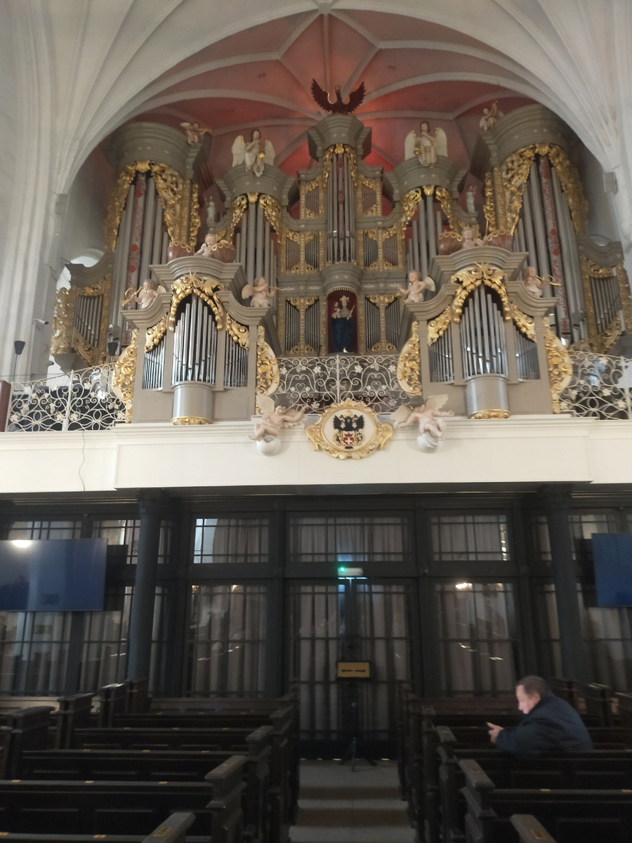 На экране видим исполнителя.