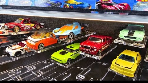 Распаковываем несколько новых машинок Hot Wheels