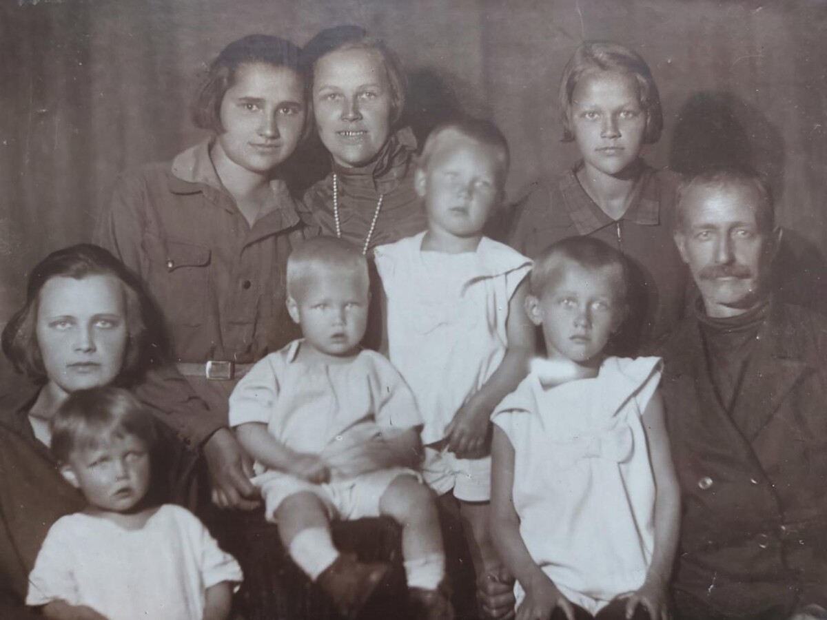 Верхний ряд: Настя, Нюра, двоюродный брат Левка; средний ряд - мама, двоюродный брат Вовка, двоюродная сестра Тамара, крайний справа - дедушка. У мамы на коленях- я.