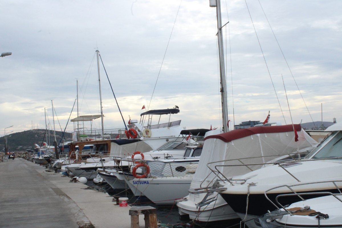 Идти вон туда - в конец