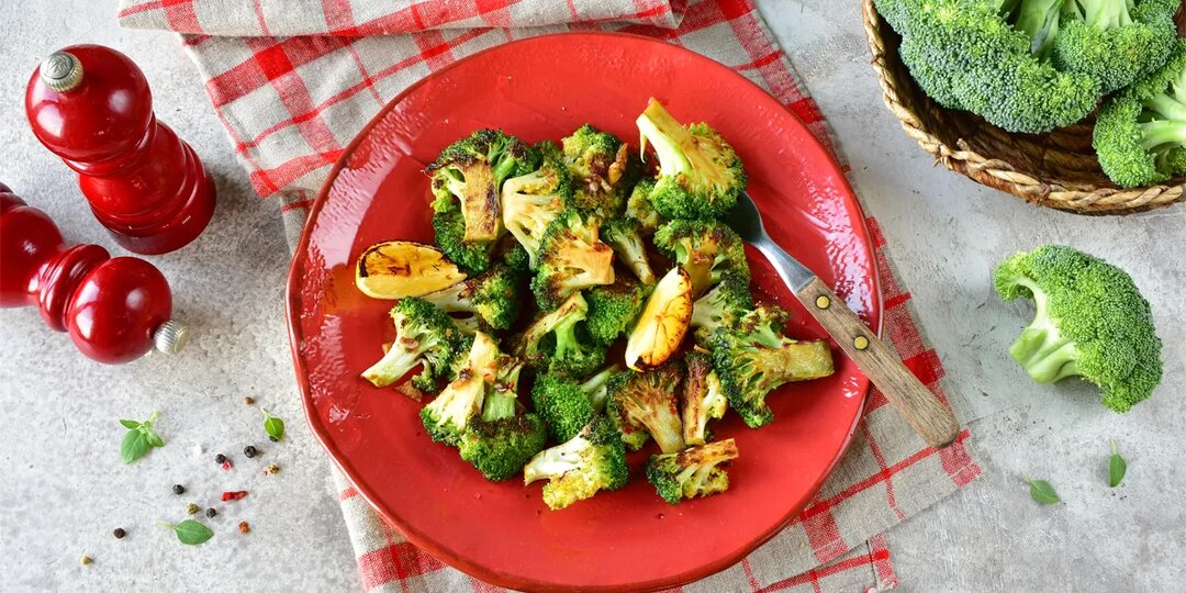 Жаренная брокколи на сковороде с чесноком, пошаговый рецепт с фото на 211 ккал