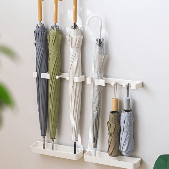 На внутренней части фасада при помощи держателя