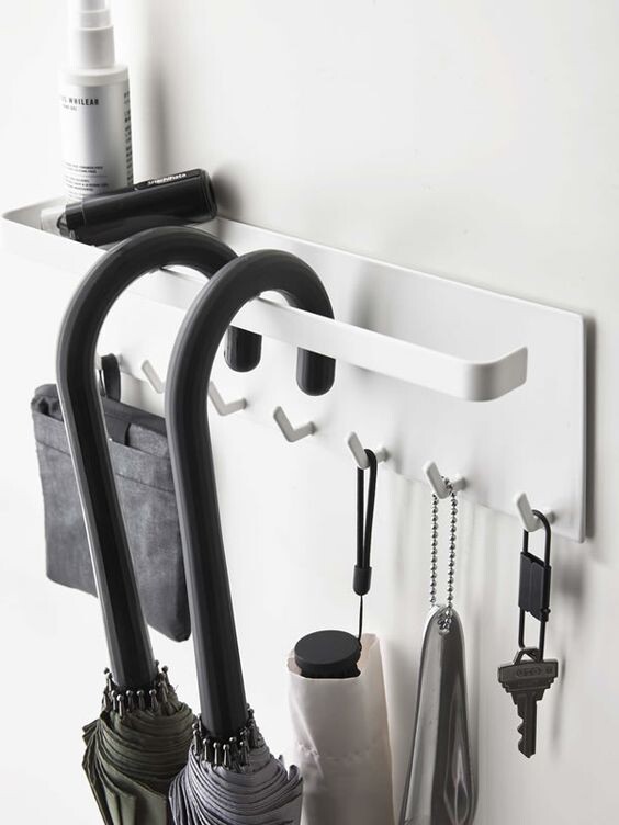 На внутренней части фасада при помощи держателя