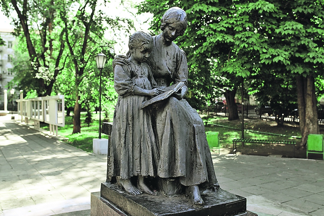 Преподаватель с книгой -  образ на все времена. Фото: Роман ЗЛОБИН/kpmedia.ru