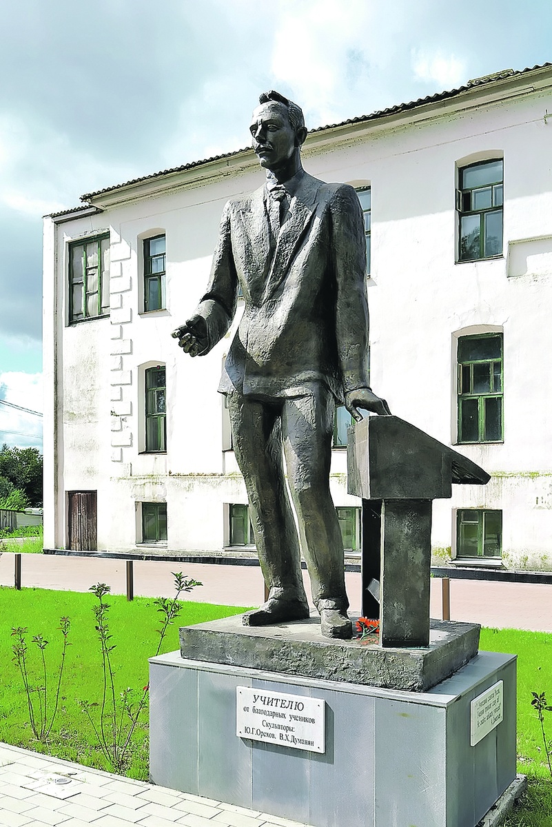 Деньги на памятник собрали выпускники школы №1