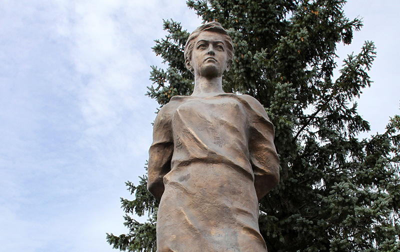 Памятник Зое Космодемьянской в деревне Петрищево