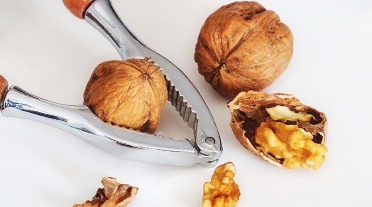 Лайфхак: можно добавить орехи прямо в овсянку или съесть отдельно. Всего 30 граммов в день — и ты уже в плюсе. 