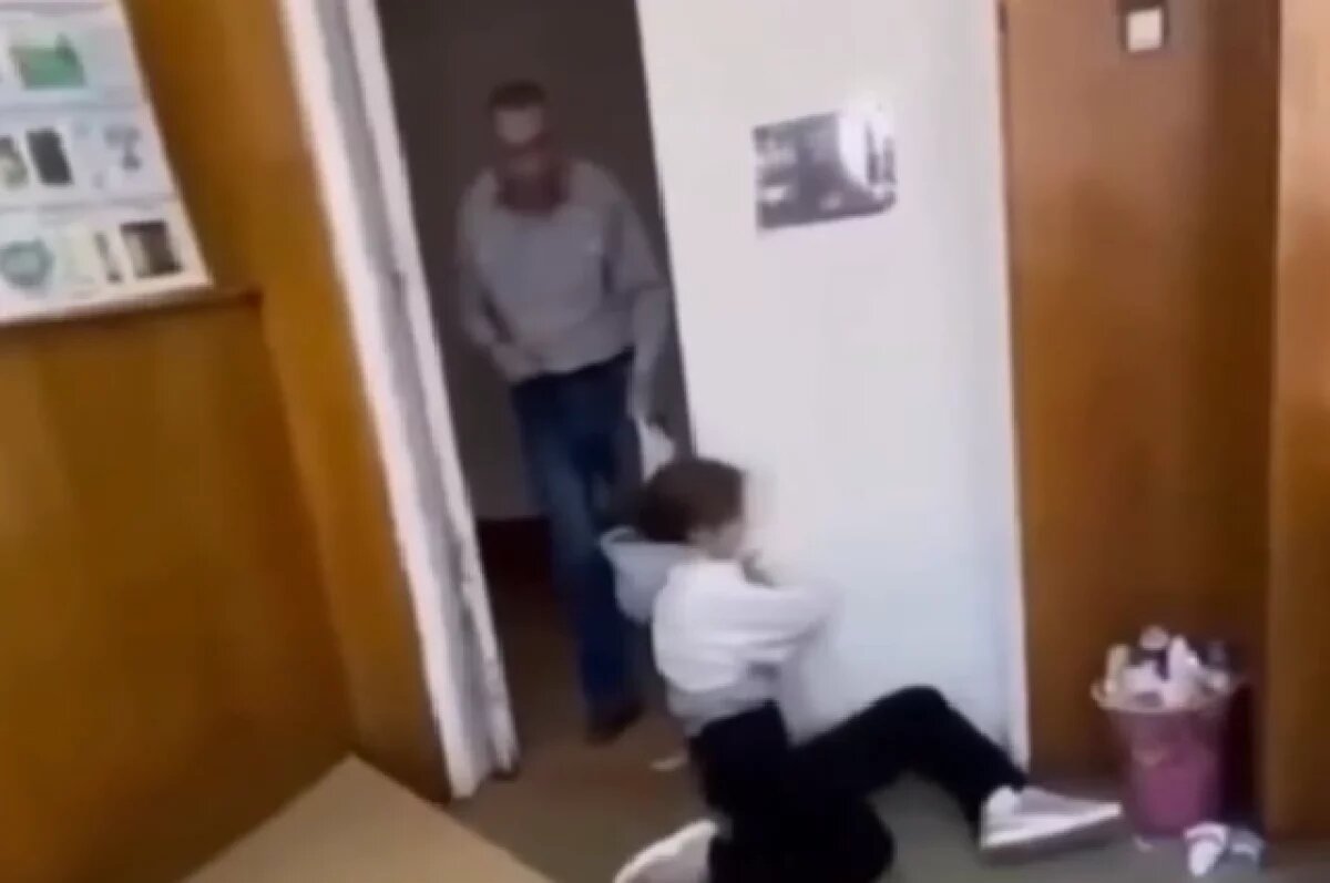    В Хабаровске педагог выволок ученицу техникума из класса за мяуканье