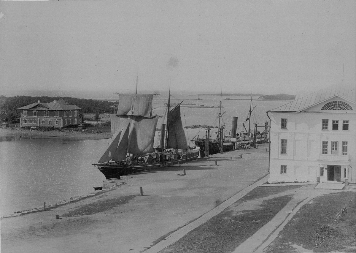 Монастырская пристань и гостиница Преображенская. Фотографии и открытки 1885-1900 гг.