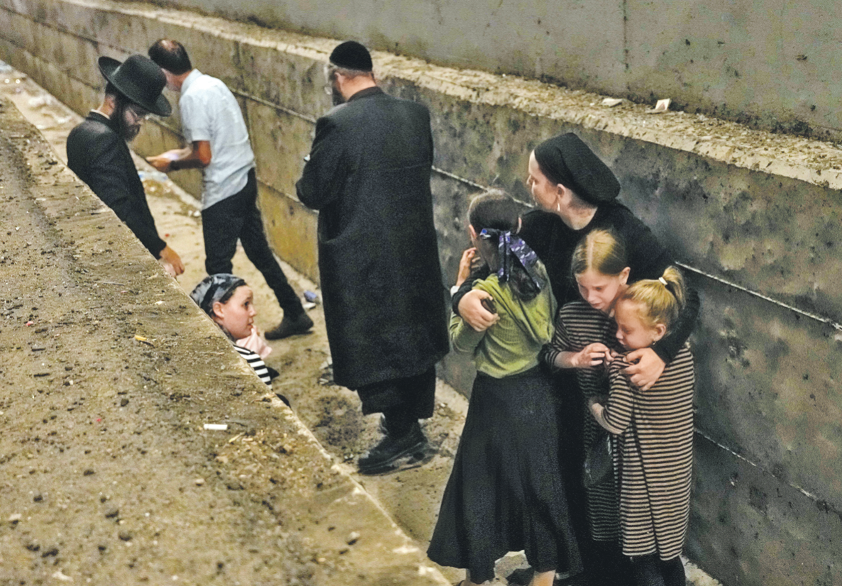 Целями тегеранских ракет были   не мирные люди, прятавшиеся в окопах на обочине, а военные объекты. Фото: AP/TASS