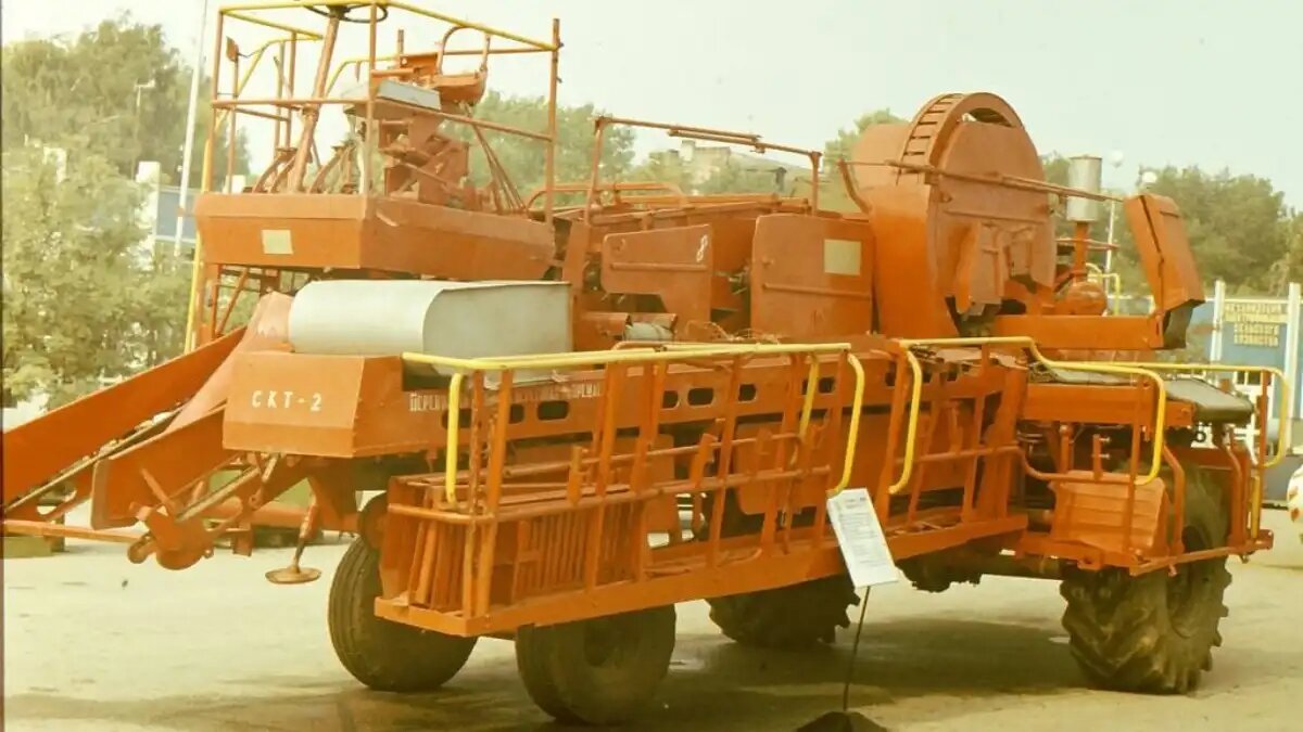 Фото: vk.com / группа ВКонтакте «Механизаторы» / telegram-канал Автомобили СССР, России и мира Самоходный томатоуборочный комбайн СКТ-2 (архивное фото)