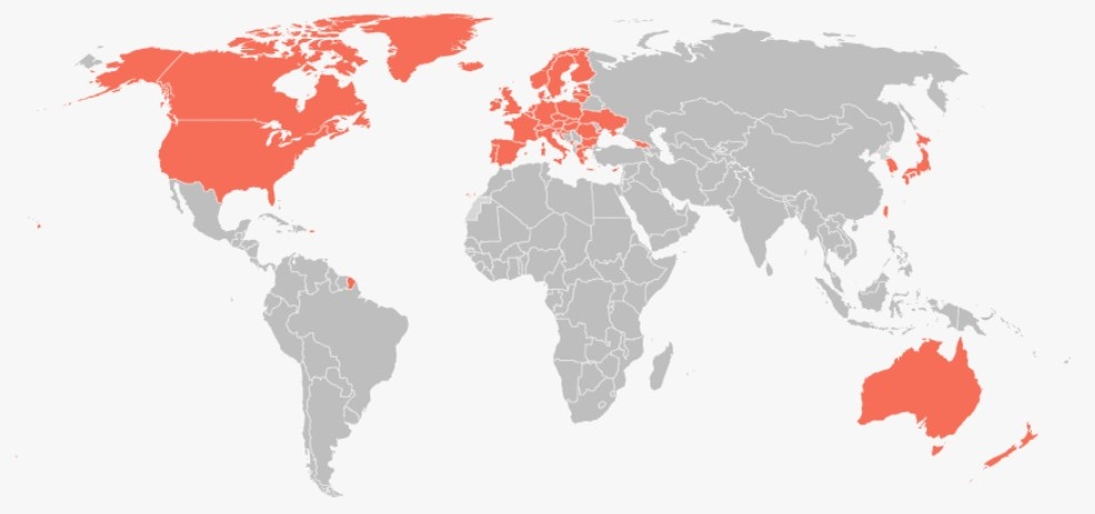 Красным подсвечены страны, которые ввели санкции против России 