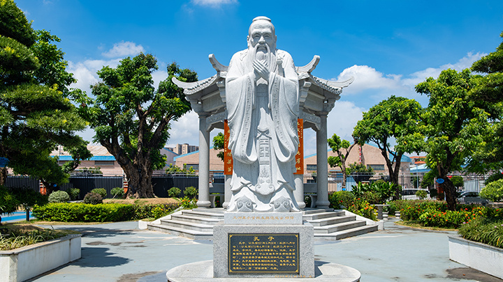    Конфуций - древний мыслитель, философ, первый профессиональный учитель Китая, основатель конфуцианства, позволяющее эффективно выстроить общественную модель, но не более того. Фото: Freer/Shutterstock