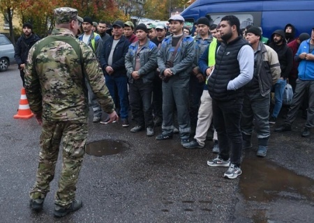    В Ленинградской области силовики пригласили мигрантов вступить в ряды Вооружённых сил России