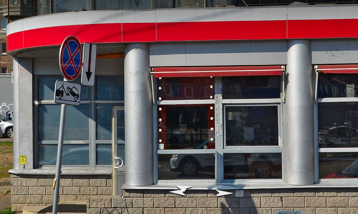 Та дверь и место, где застали меня вопросом. Нашёл на Яндекс.картах