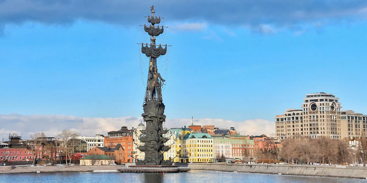 На стрелке Москвы-реки и Водоотводного канала на искусственном острове возвышается 98-метровый монумент, который в народе прозвали «Памятник Петру I».