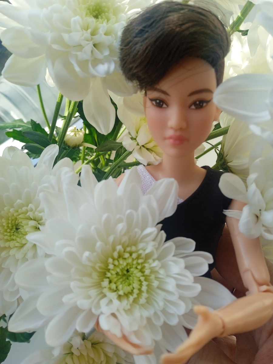 Кити с хризантемами. Фото автора.