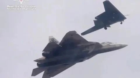 На этом старом снимке российского Министерства обороны Су-57 летит в тандеме с более ранней версией «Охотника».