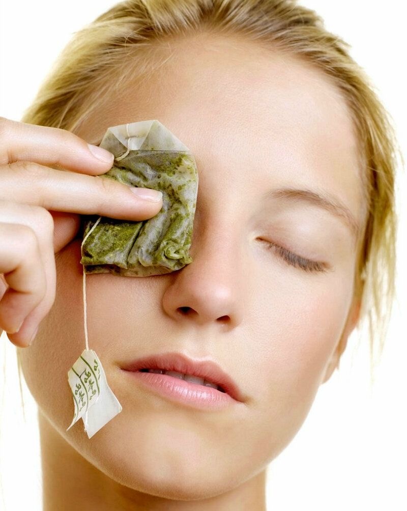 Зеленый чай помогает при отеках. Но не в чайном пакетике, а в косметических средствах