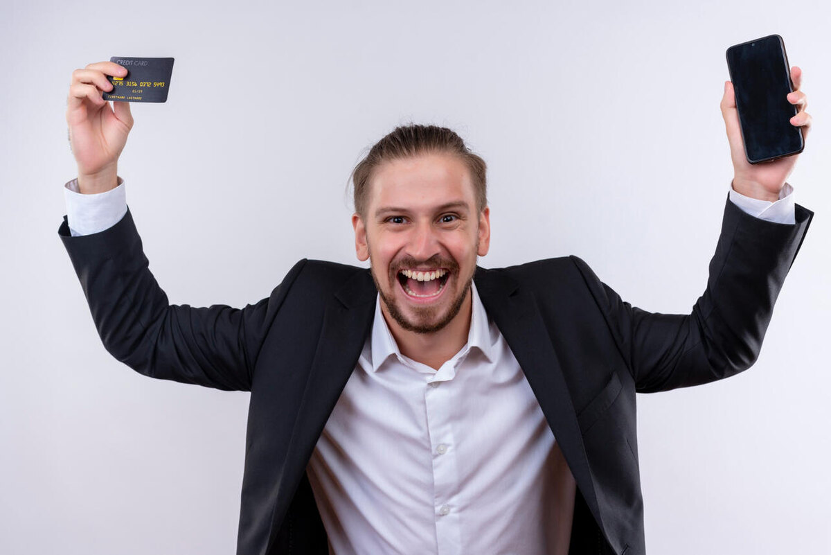    радость и банковская карта @ стоккинг/freepik.com