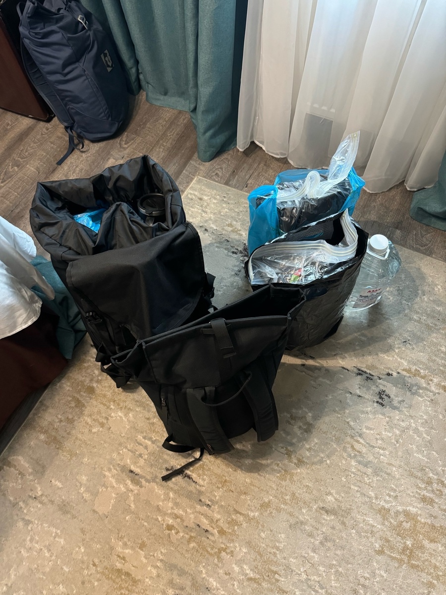 На второй фотке обычный набор восходителя. Всё, что вы не позволяете себе в обычной жизни, на ура заходит на горе