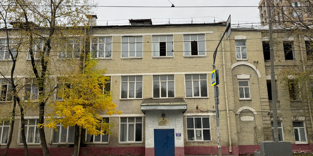 В Москве сносят здание старейшего техникума, которое не вписывается в облик нового жилого комплекса. Прощаемся с историей