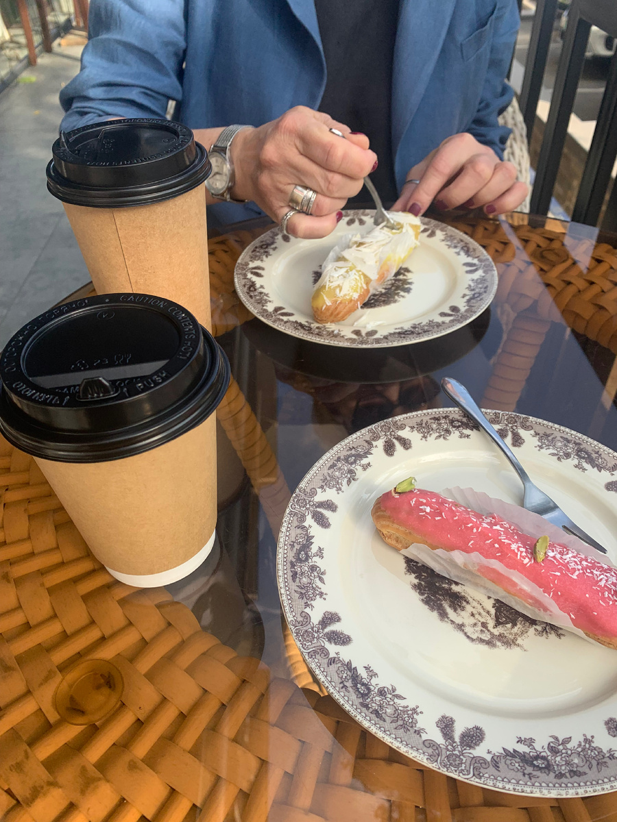 Наш завтрак: латте и два эклера. Клубничный вкуснее.