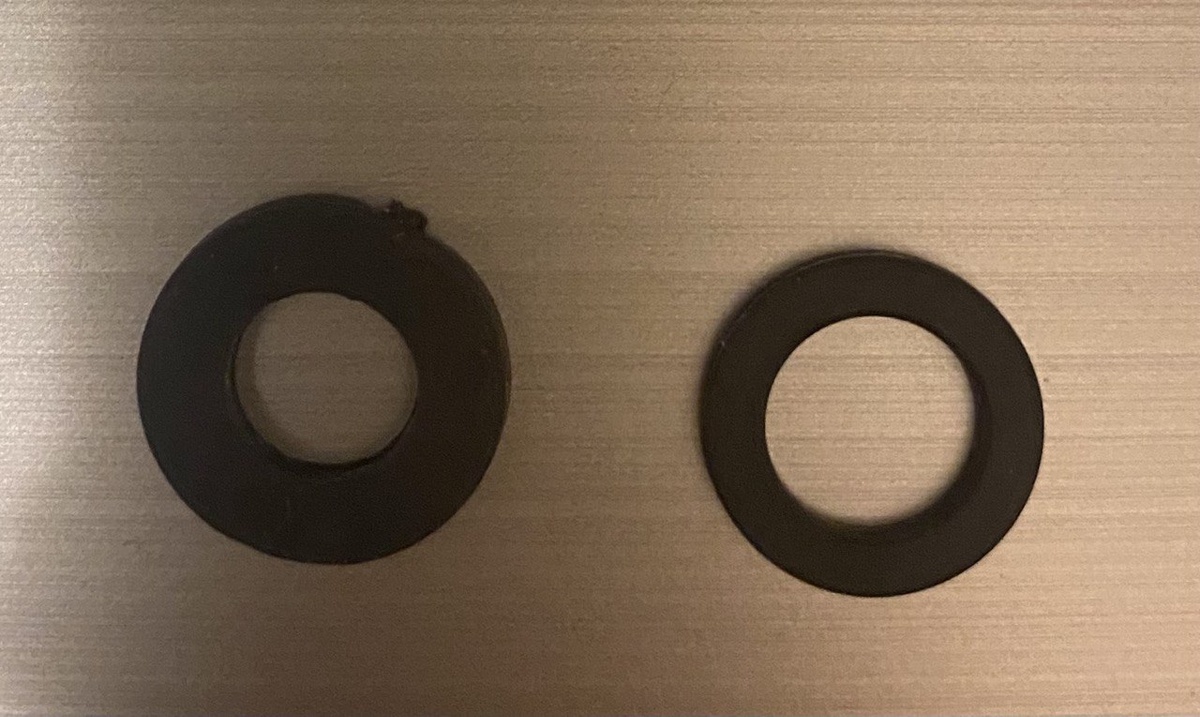 Слева покупная (в том же Петровиче и взял 1/2"), а справа комплектная к поз.4