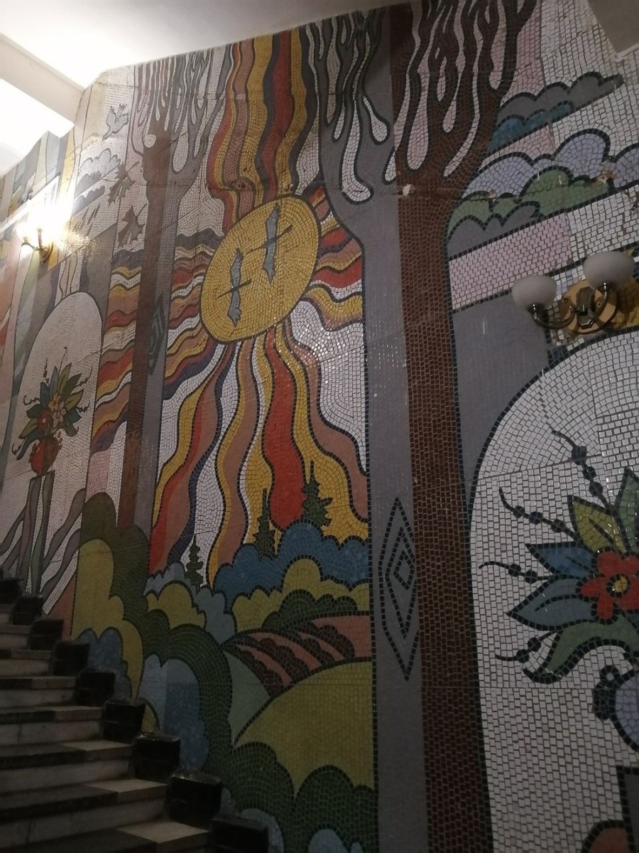 Мозаики в корпусах бывшего завода "Кристалл"