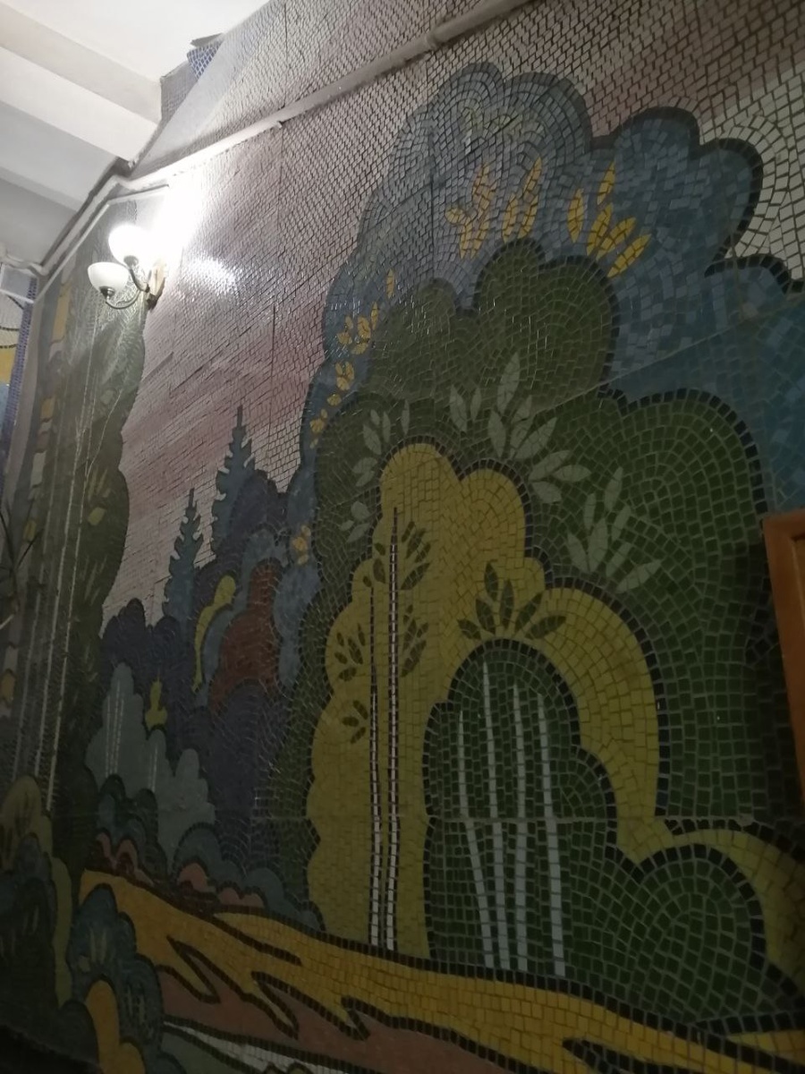 Мозаики в корпусах бывшего завода "Кристалл"