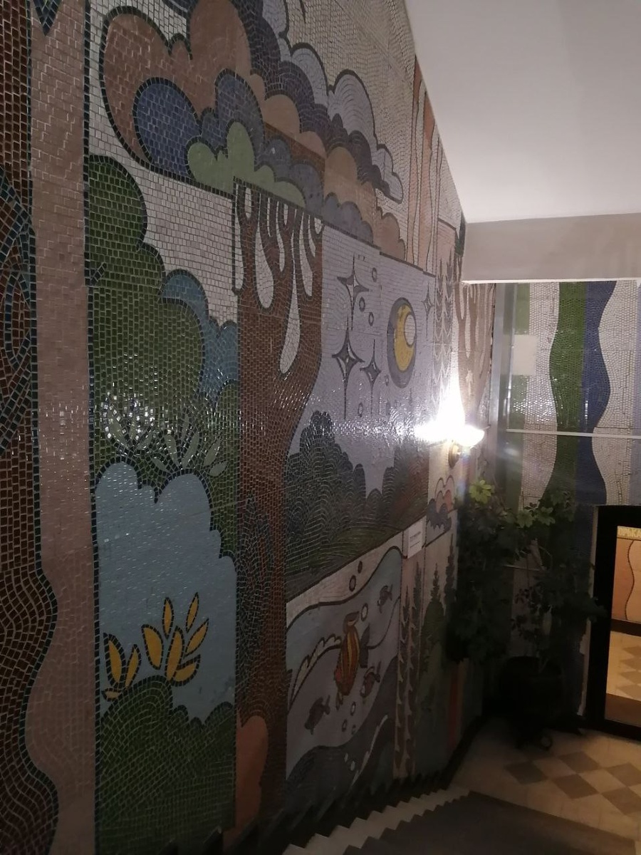 Мозаики в корпусах бывшего завода "Кристалл"