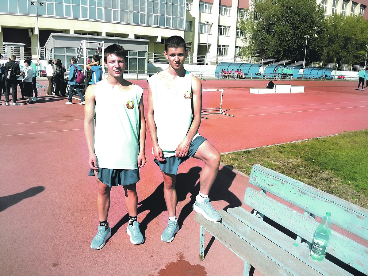 Артем Тарасов (справа)   с товарищем по Витебской   команде.