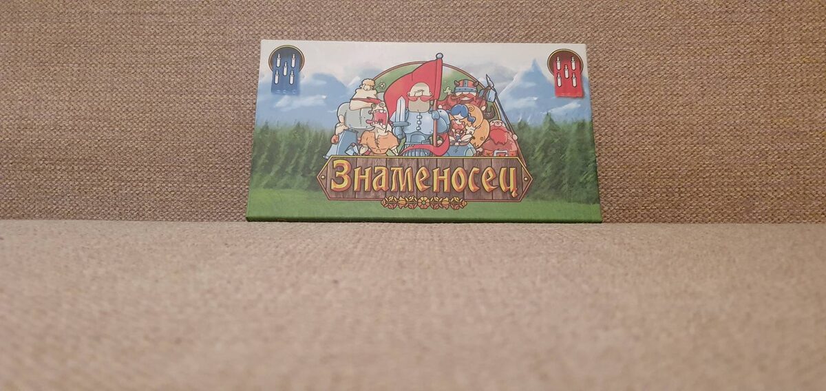 В маленькой коробочке высотой 1см есть игровое поле, по 20 жетонов солдат для каждого игрока, 28 маркеров ранений, буклет правил.