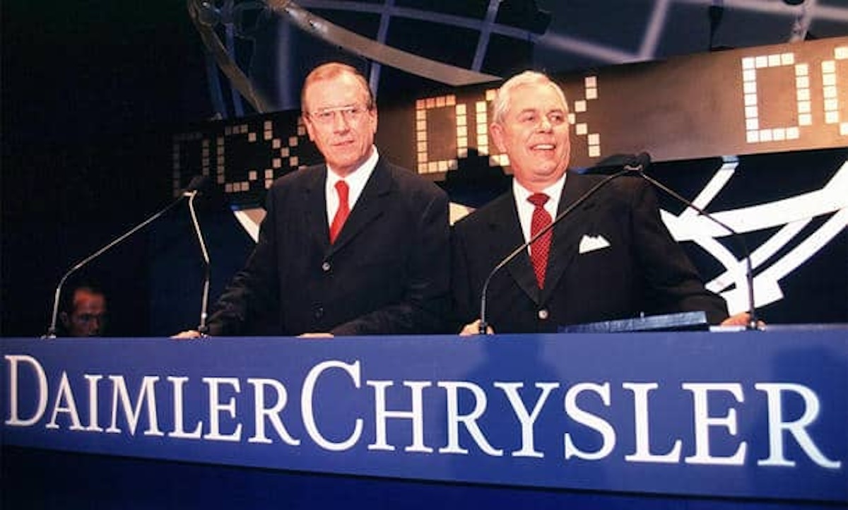 Глава Daimler Юрген Шремпп и глава Chrysler Роберт Итон