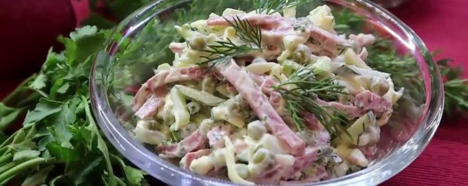 Простой и быстрый капустный салат с любимой вареной колбасой, яйцом и зеленым горошком под майонезом - пять минут готовки, а удовольствия...