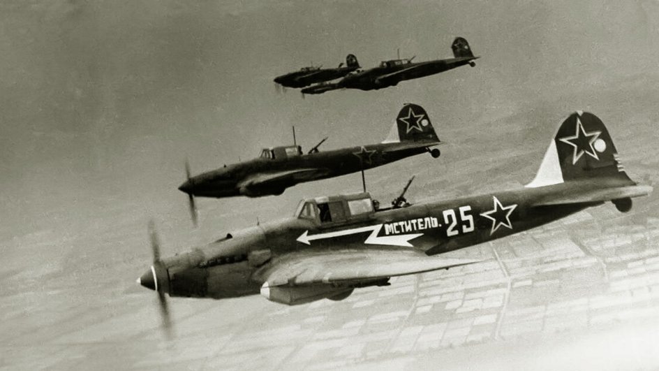 Самолёт ИЛ-2 в небе