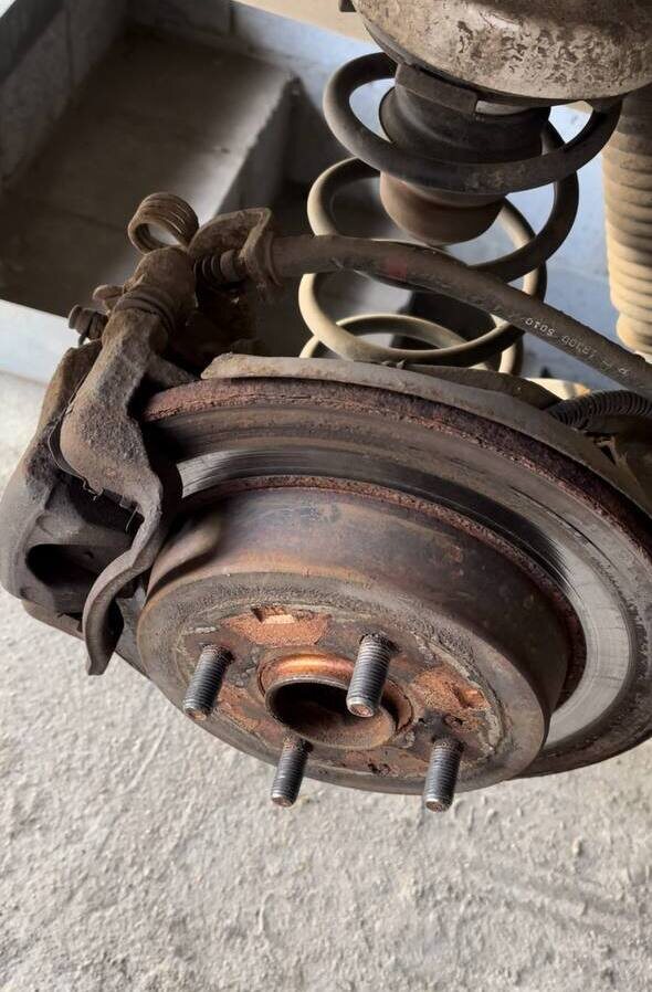 Вот в таком плачевном состоянии находится задняя тормозная система.