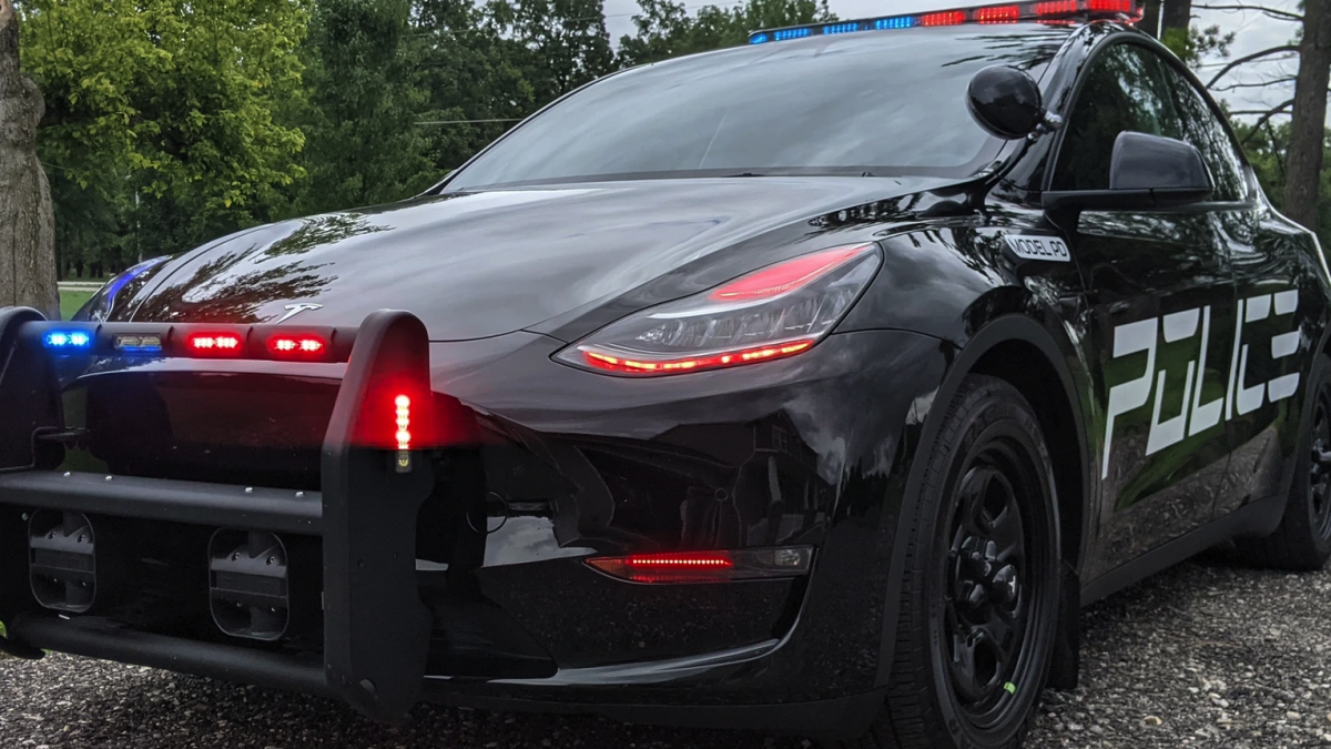 Tesla превращается в полицейский автомобиль