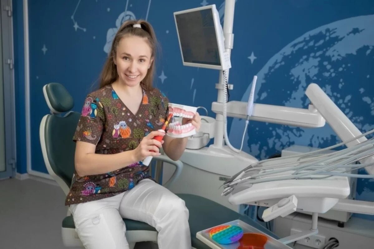    Эксперт советует впервые привести ребёнка к стоматологу в годовалом возрасте, ведь сроки прорезывания первых зубов у современных детей значительно сместились.