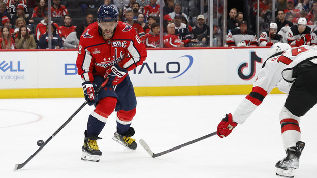    Александр Овечкин против Натана Бастиана. USA Today Sports