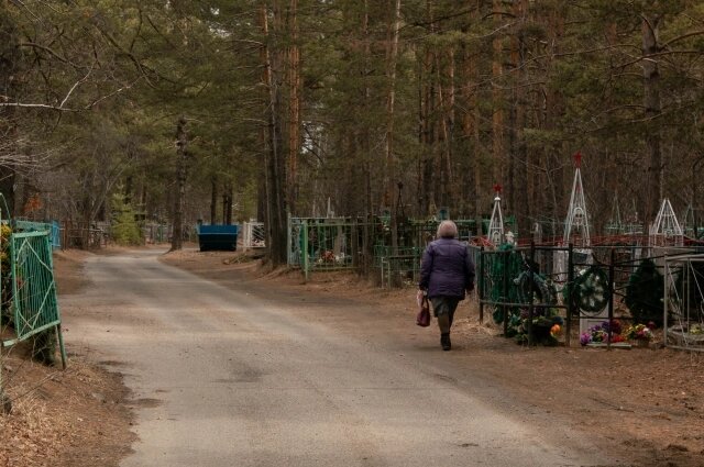    Копальщик могил не верит в мистику на кладбище. Фото:  АиФ/ Семен Прокофьев