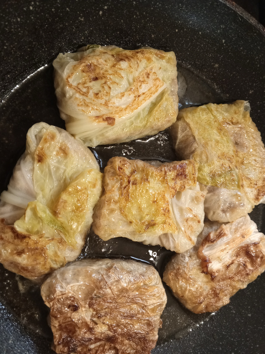 Это голубцы из савойской капусты с рубленной куриной грудкой. Вкусные