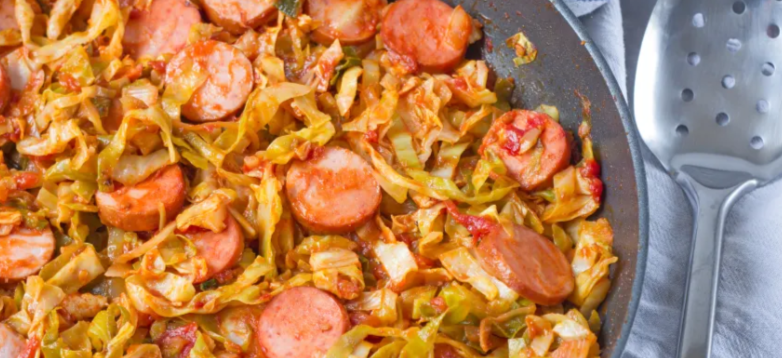 Бигус из свежей капусты с сосисками