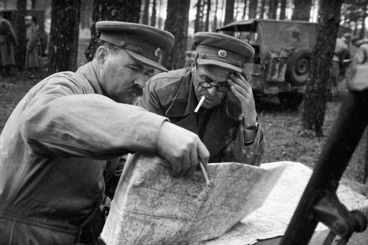    По замыслу советского командования, в ходе наступления в Латвии силы 1, 2 и 3-го Прибалтийских фронтов должны были ударами по сходящимся направлениям рассечь немецкую группировку в районе Риги и разбить её по частям. На фото: генерал-лейтенант Михаил Казаков уточняет боевую задачу подчинённым / РИА Новости / Василий Савранский