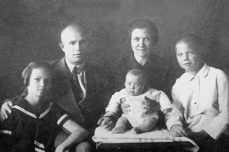    Семья Хрущевых (слева направо): Юлия, Никита Сергеевич, Нина Петровна с Радой на руках, Леонид. 1929 год.   
Фото: Н.С. Хрущев «Воспоминания». — М., Вагриус, 1997 — ISBN 5-7027-0415-0, Public Domain, commons.wikimedia.org
