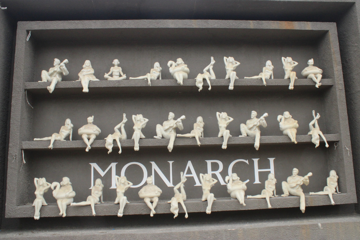 Это прямо у дороги