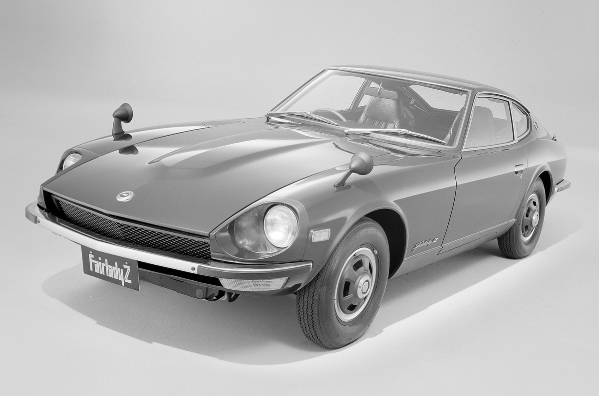    ### Nissan Fairlady Z (S30)/Datsun 240Z/260Z/280Z Почему мы начинаем с купе Fairlady Z, а не с прославленного «гэтера»? Потому что это огромный пласт в ниссановской традиции и поистине культовая модель. Первое поколение (на фото) дебютировало в 1969 году и доказало потребителям за пределами Японии, что компания способна выпускать не только доступную экономичную технику, но и весьма серьезный, конструктивно изящный спорткар. Среди особенностей — задняя независимая подвеска, рядные «шестёрки» объёмом от 2,0 до 2,8 литров, салон на двоих или с посадочной формулой 2+2.   
Nissan