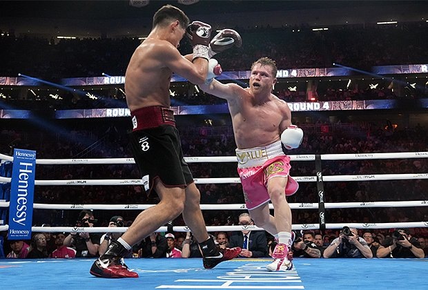    Дмитрий Бивол (слева) и Сауль Альварес. Фото: Joe Camporeale-USA TODAY Sports / Reuters