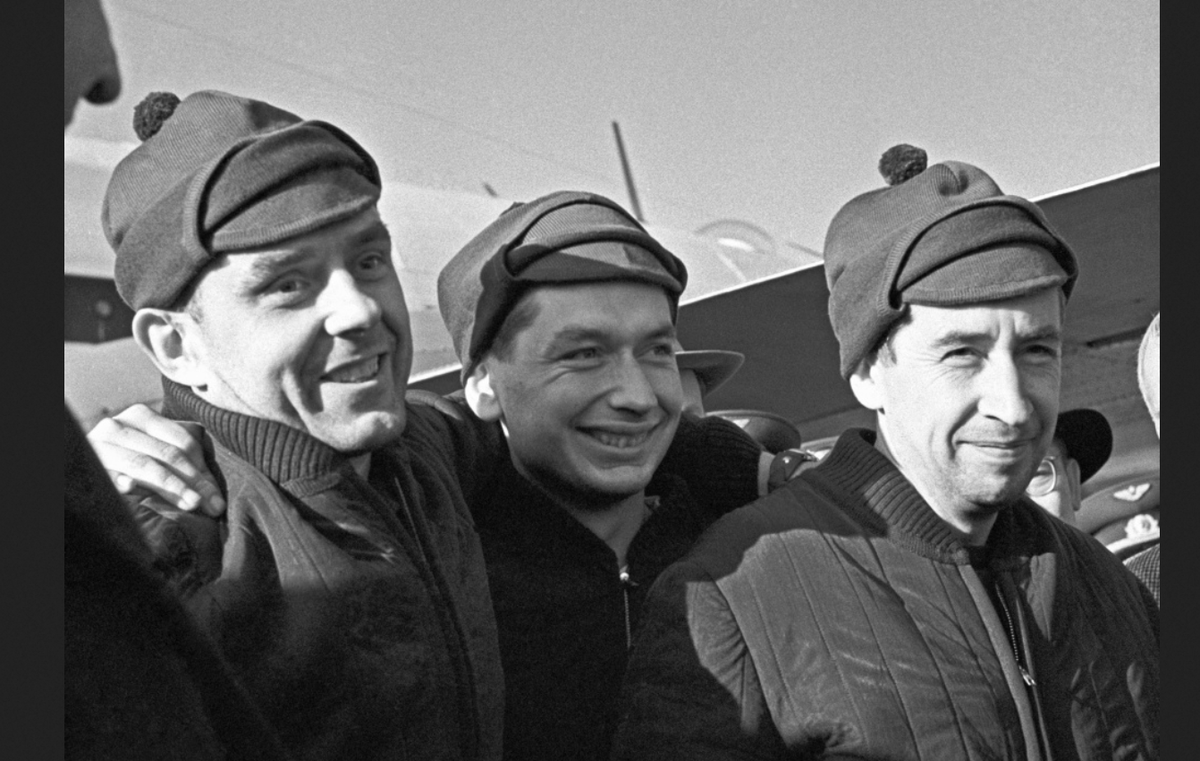 Члены экипажа космического корабля "Восход-1" Владимир Комаров, Борис Егоров и Константин Феоктистов (слева направо) после полета. 13 октября 1964 года.